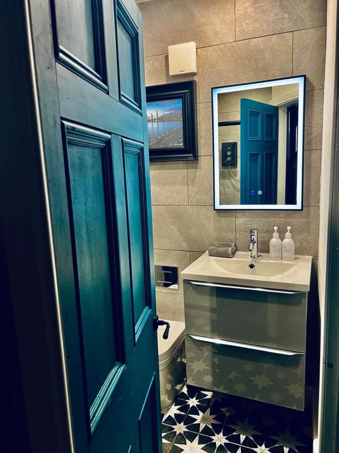 1 West End Boutique Apartment 鲍内斯温德米尔 外观 照片